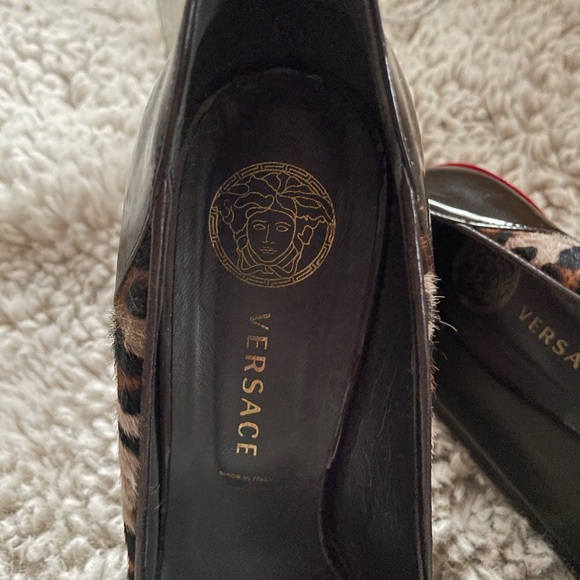 Beautiful Versace animal print pumps - Picture 4 of 8